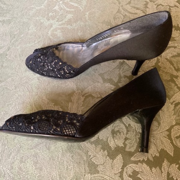 Stuart Weitzman Black Satin and lace Pumps - Picture 3 of 6